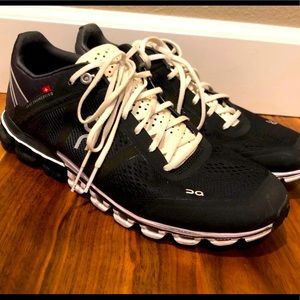 ON Women's Cloudflow Low-Top Sneakers. Excellent condition